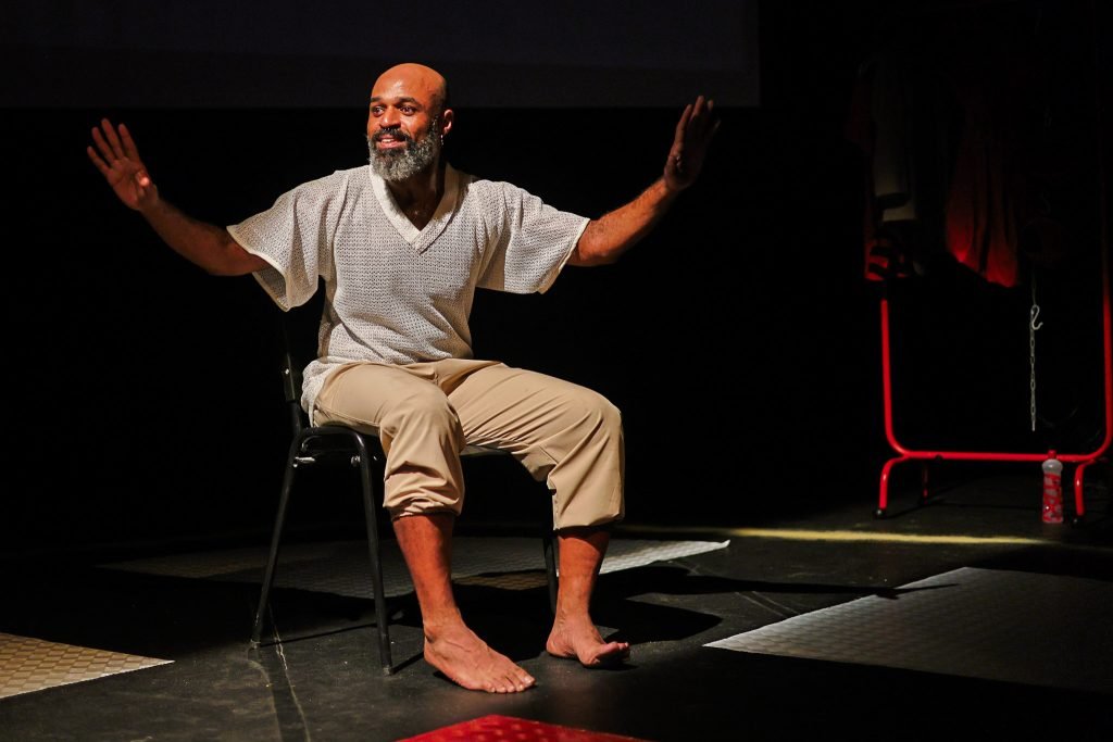 Espetáculo "VINTE E TRÊS: [encruzilhada no tempo: cênico, da memória e da realidade]", na sede Roosevelt da SP Escola de Teatro. (13/03/2025) | Foto: Clara Silva