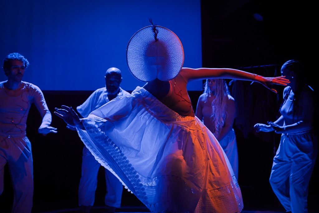 Espetáculo "VINTE E TRÊS: [encruzilhada no tempo: cênico, da memória e da realidade]", na sede Roosevelt da SP Escola de Teatro. (13/03/2025) | Foto: Clara Silva