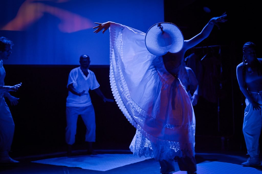 Espetáculo "VINTE E TRÊS: [encruzilhada no tempo: cênico, da memória e da realidade]", na sede Roosevelt da SP Escola de Teatro. (13/03/2025) | Foto: Clara Silva