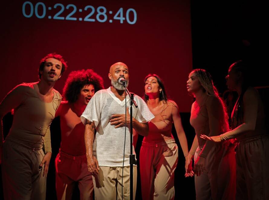 Espetáculo "VINTE E TRÊS: [encruzilhada no tempo: cênico, da memória e da realidade]", na sede Roosevelt da SP Escola de Teatro. (13/03/2025) | Foto: Clara Silva