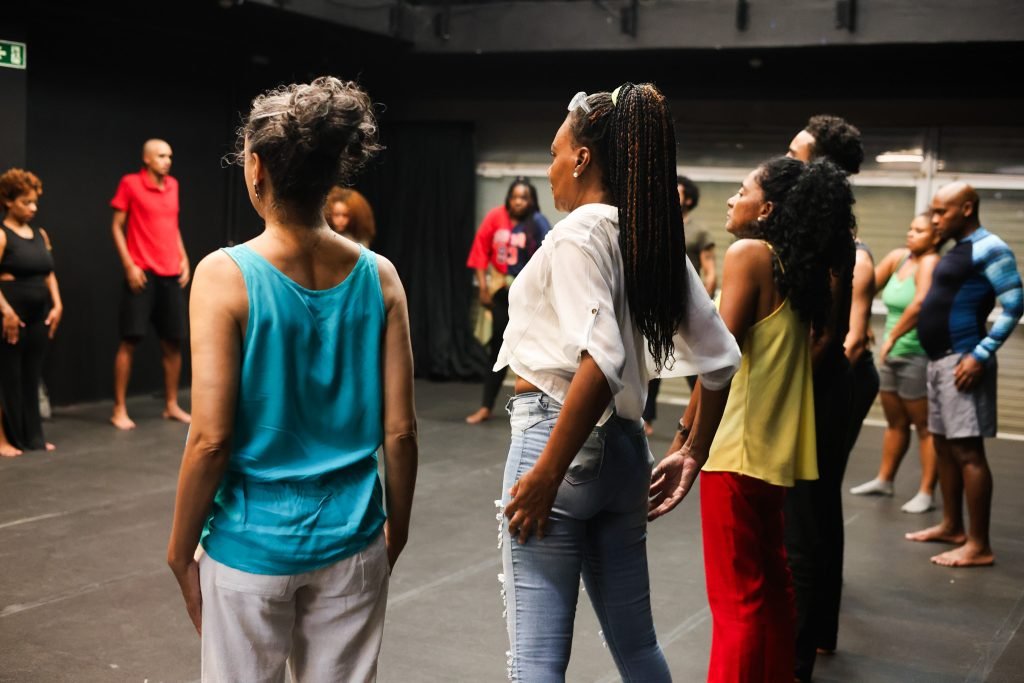 Curso “Afrocerimônias – a filosofia da cena no teatro de nação” com Rodrigo de Odé, na sede Roosevelt da SP Escola de Teatro. (10/03/2025) | Foto: Clara Silva.