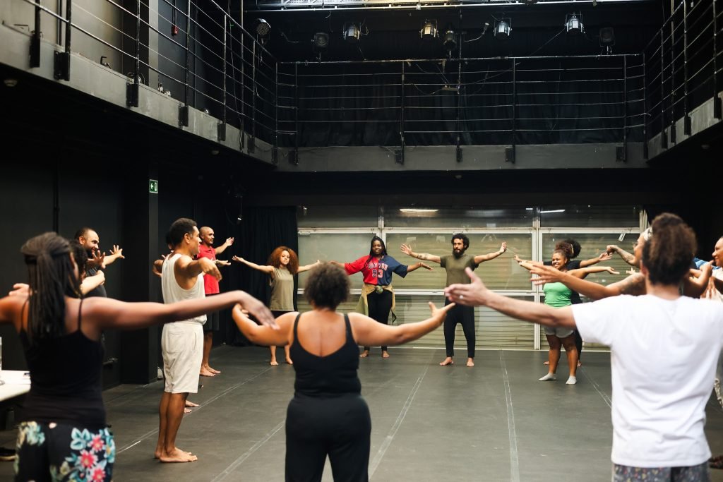 Curso “Afrocerimônias – a filosofia da cena no teatro de nação” com Rodrigo de Odé, na sede Roosevelt da SP Escola de Teatro. (10/03/2025) | Foto: Clara Silva.