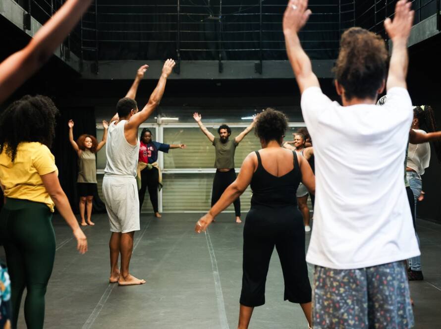 Curso “Afrocerimônias – a filosofia da cena no teatro de nação” com Rodrigo de Odé, na sede Roosevelt da SP Escola de Teatro. (10/03/2025) | Foto: Clara Silva.