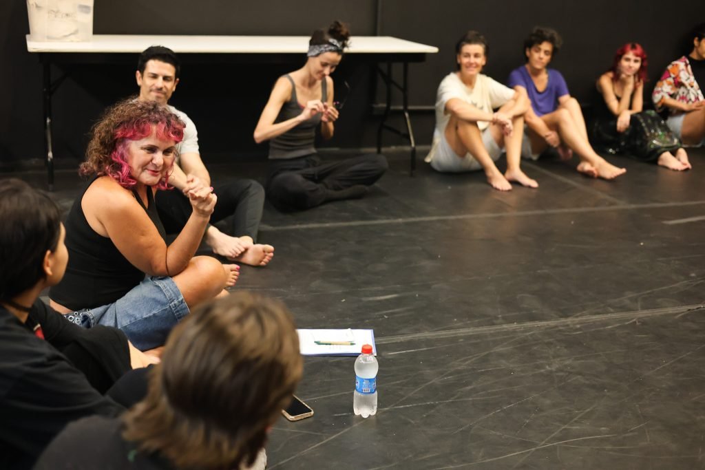 Curso “CORPO-MANIFESTO – Criações autorais a partir das técnicas das Máscaras Neutras, Larvárias, Bufão, Pintura Corporal” com Daniela Carmona, na sede Roosevelt da SP Escola de Teatro. (10/03/2025) | Foto: Clara Silva.
