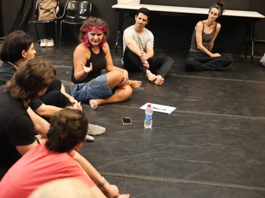 Curso “CORPO-MANIFESTO – Criações autorais a partir das técnicas das Máscaras Neutras, Larvárias, Bufão, Pintura Corporal” com Daniela Carmona, na sede Roosevelt da SP Escola de Teatro. (10/03/2025) | Foto: Clara Silva.