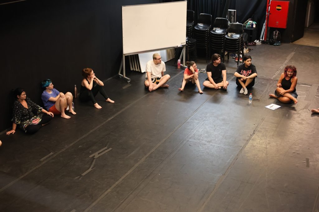 Curso “CORPO-MANIFESTO – Criações autorais a partir das técnicas das Máscaras Neutras, Larvárias, Bufão, Pintura Corporal” com Daniela Carmona, na sede Roosevelt da SP Escola de Teatro. (10/03/2025) | Foto: Clara Silva.