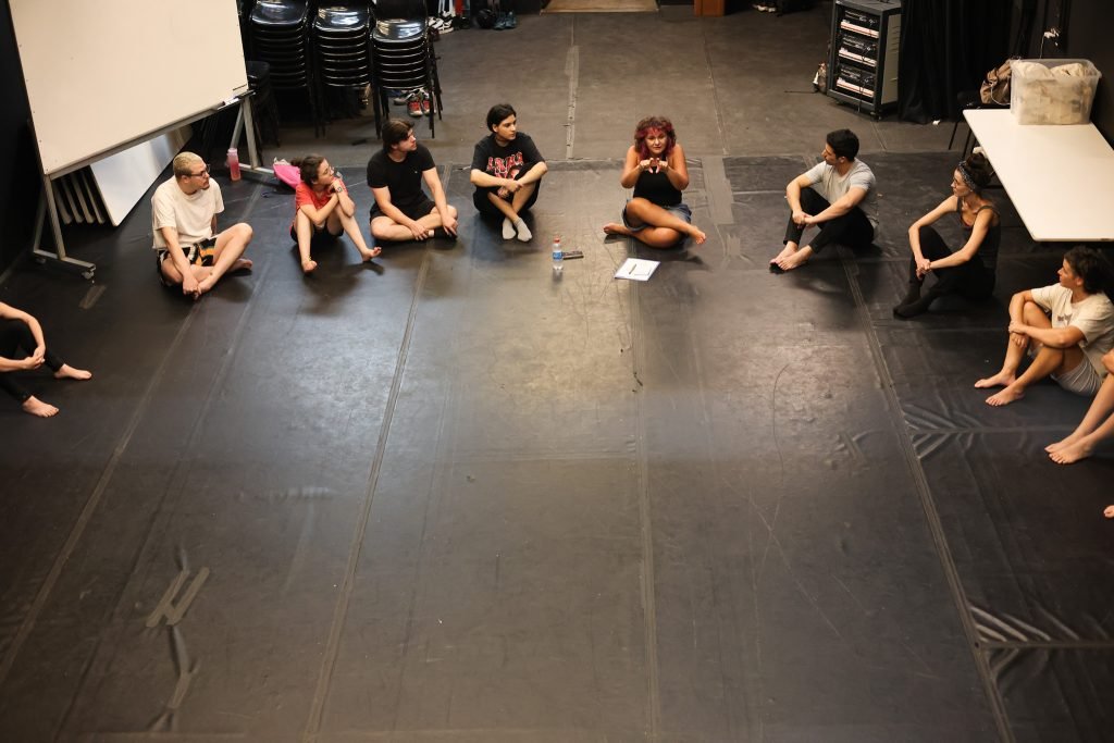 Curso “CORPO-MANIFESTO – Criações autorais a partir das técnicas das Máscaras Neutras, Larvárias, Bufão, Pintura Corporal” com Daniela Carmona, na sede Roosevelt da SP Escola de Teatro. (10/03/2025) | Foto: Clara Silva.