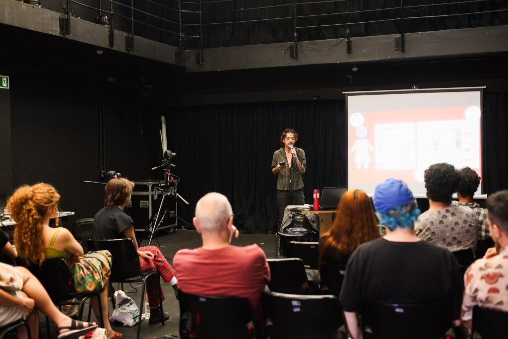 Encontro “Presença de pessoas trans/gênero dissidente na técnica de Iluminação” com Nero Murphy, estudante do curso regular de Iluminação. (22/03/2025) | Foto: Clara Silva
