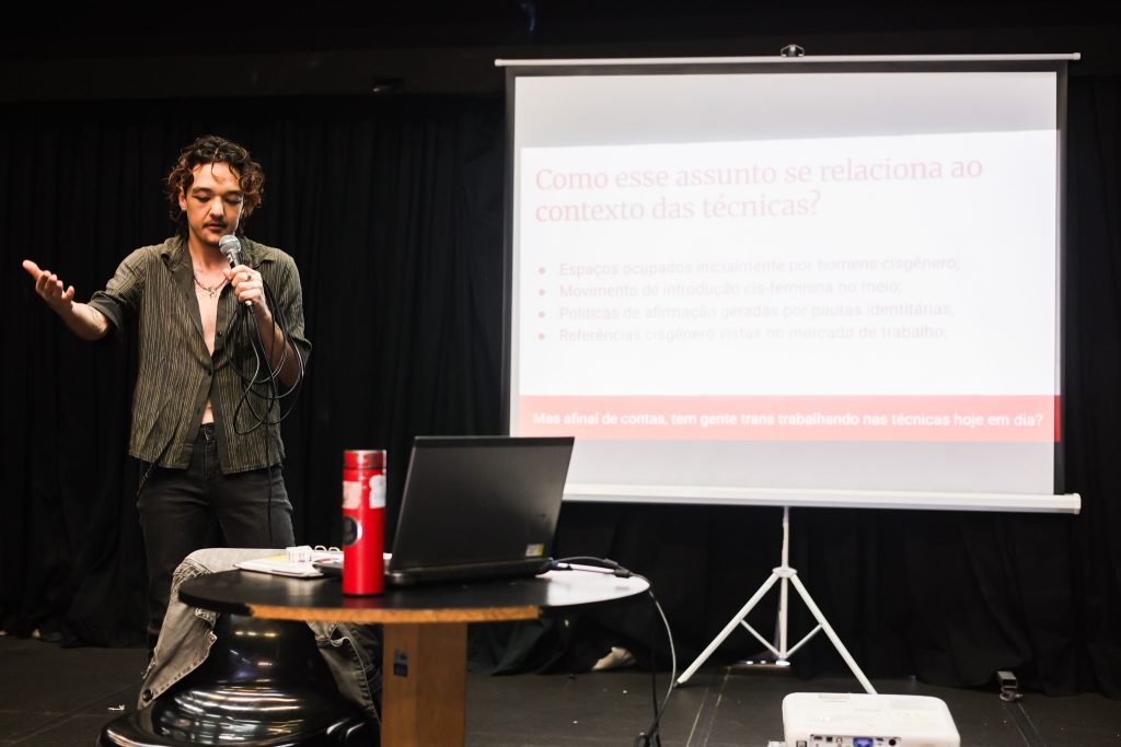 Encontro “Presença de pessoas trans/gênero dissidente na técnica de Iluminação” com Nero Murphy, estudante do curso regular de Iluminação. (22/03/2025) | Foto: Clara Silva