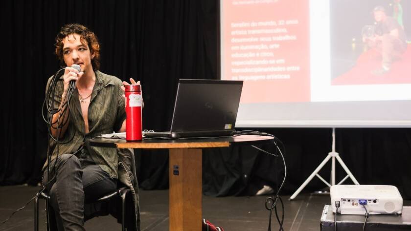 Encontro “Presença de pessoas trans/gênero dissidente na técnica de Iluminação” com Nero Murphy, estudante do curso regular de Iluminação. (22/03/2025) | Foto: Clara Silva