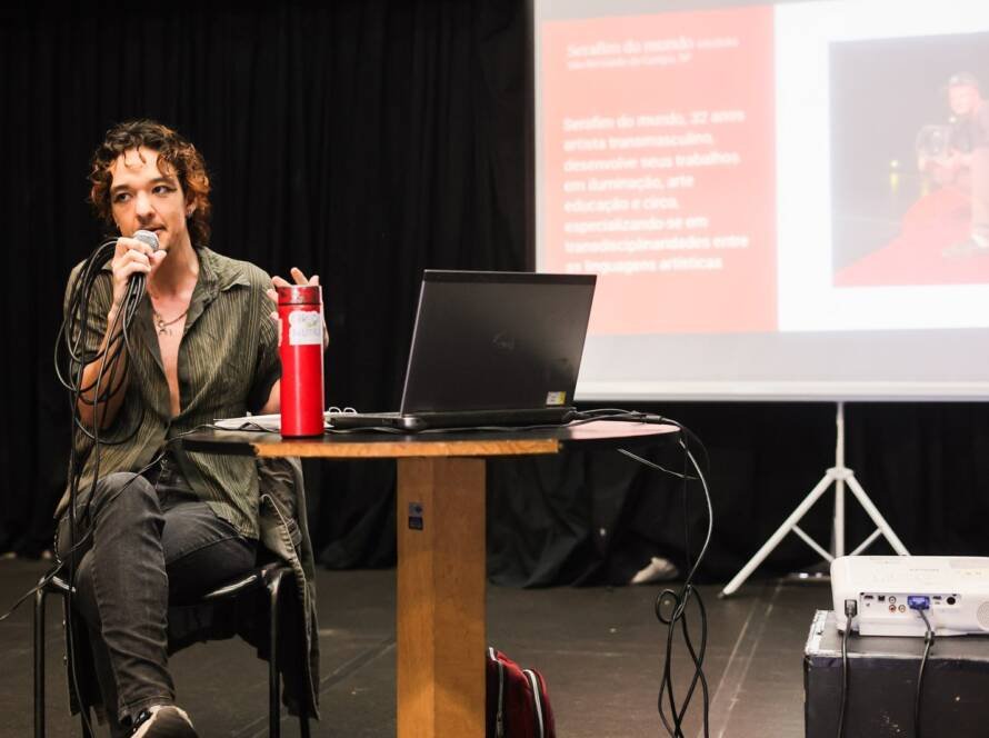 Encontro “Presença de pessoas trans/gênero dissidente na técnica de Iluminação” com Nero Murphy, estudante do curso regular de Iluminação. (22/03/2025) | Foto: Clara Silva