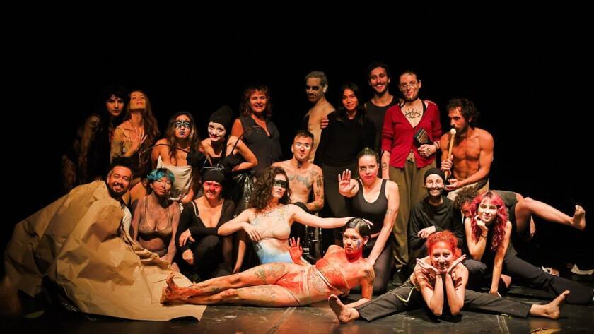 Apresentação na aula final do curso “CORPO-MANIFESTO – Criações autorais a partir das técnicas das Máscaras Neutras, Larvárias, Bufão, Pintura Corporal” com Daniela Carmona, na sede Roosevelt da SP Escola de Teatro. (04/03/2025) | Foto: Clara Silva.