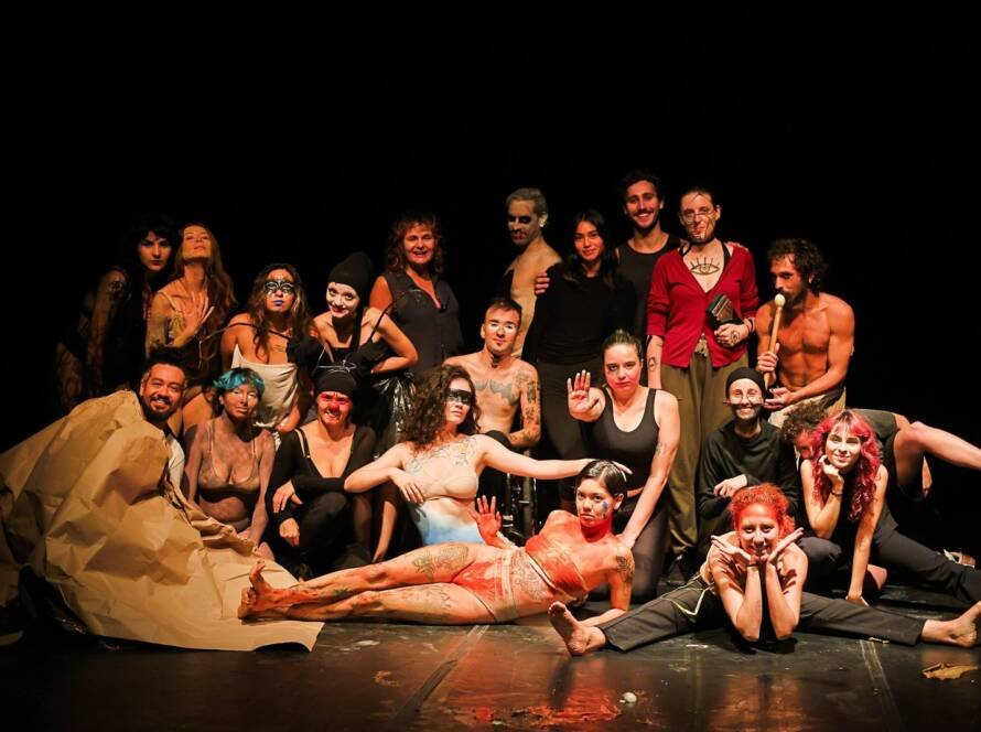 Apresentação na aula final do curso “CORPO-MANIFESTO – Criações autorais a partir das técnicas das Máscaras Neutras, Larvárias, Bufão, Pintura Corporal” com Daniela Carmona, na sede Roosevelt da SP Escola de Teatro. (04/03/2025) | Foto: Clara Silva.