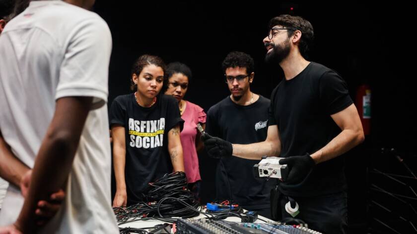 Aula do curso regular de Sonoplastia com o artista convidado Edézio Aragão. (27/03/2025) Foto: Clara Silva