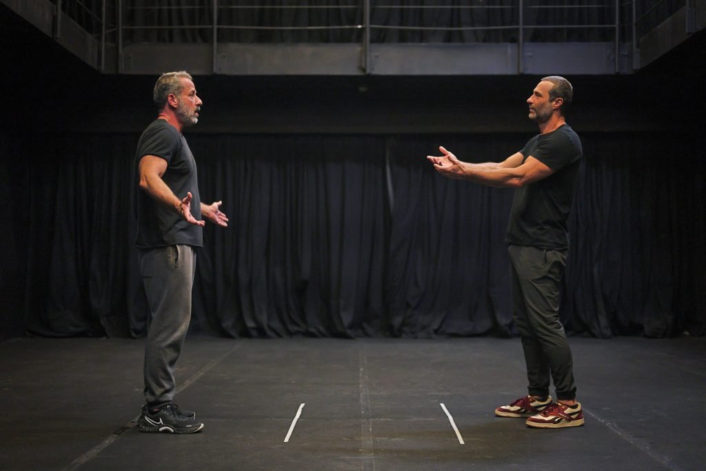 Ensaio aberto Entre Irmãos, com Fernando Pavão e Otávio Martins, na sede Roosevelt da SP Escola de Teatro. (12/04/2025) | Foto: Clara Silva