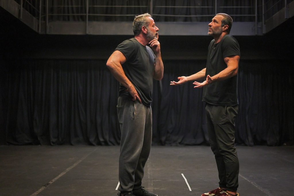 Ensaio aberto Entre Irmãos, com Fernando Pavão e Otávio Martins, na sede Roosevelt da SP Escola de Teatro. (12/04/2025) | Foto: Clara Silva