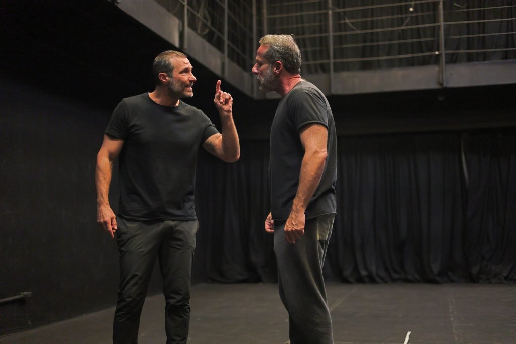 Ensaio aberto Entre Irmãos, com Fernando Pavão e Otávio Martins, na sede Roosevelt da SP Escola de Teatro. (12/04/2025) | Foto: Clara Silva