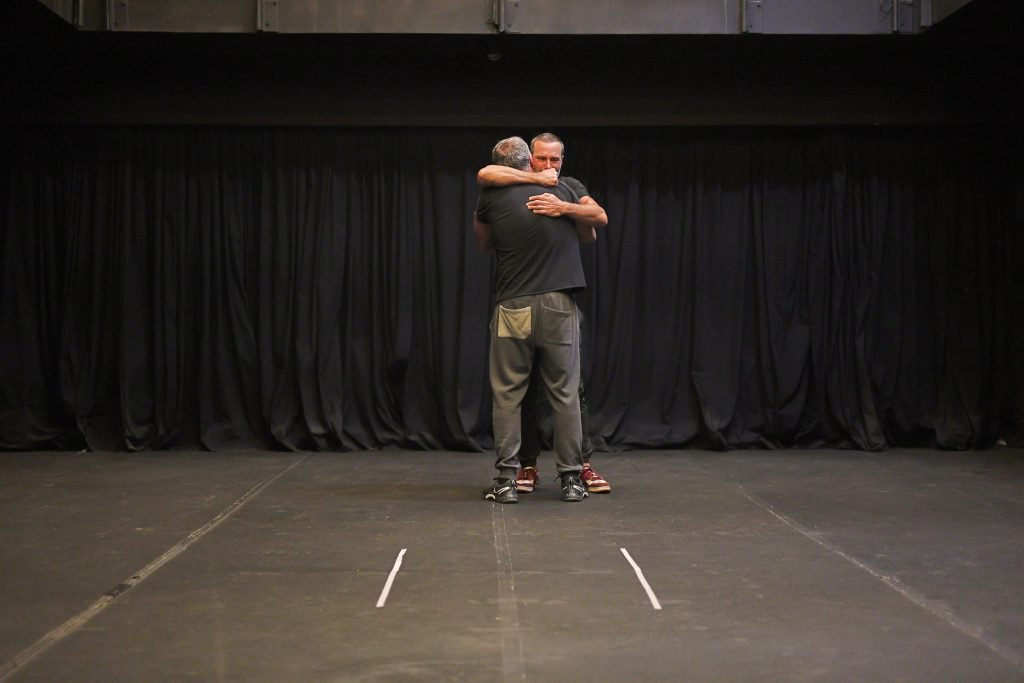 Ensaio aberto Entre Irmãos, com Fernando Pavão e Otávio Martins, na sede Roosevelt da SP Escola de Teatro. (12/04/2025) | Foto: Clara Silva