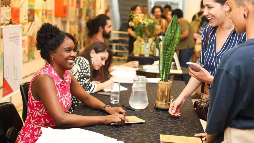 Lançamentos dos livros “Espaço Cenográfico de São Paulo: perspectiva histórica e desdobramentos na formação em cenografia” de Beatriz Mendes e “Cenotecnia, a criação dos operários da cena: um estudo sobre as funções dos trabalhadores cenotécnicos na cidade de São Paulo” de Priscila Chagas, na sede Roosevelt da SP Escola de Teatro. (03/04/2025) | Foto: Clara Silva