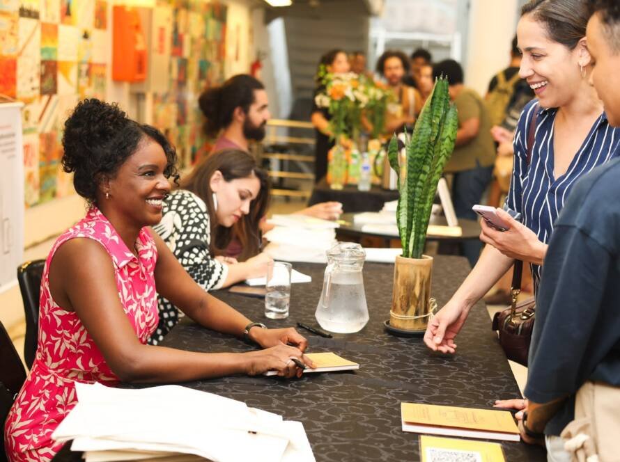 Lançamentos dos livros “Espaço Cenográfico de São Paulo: perspectiva histórica e desdobramentos na formação em cenografia” de Beatriz Mendes e “Cenotecnia, a criação dos operários da cena: um estudo sobre as funções dos trabalhadores cenotécnicos na cidade de São Paulo” de Priscila Chagas, na sede Roosevelt da SP Escola de Teatro. (03/04/2025) | Foto: Clara Silva
