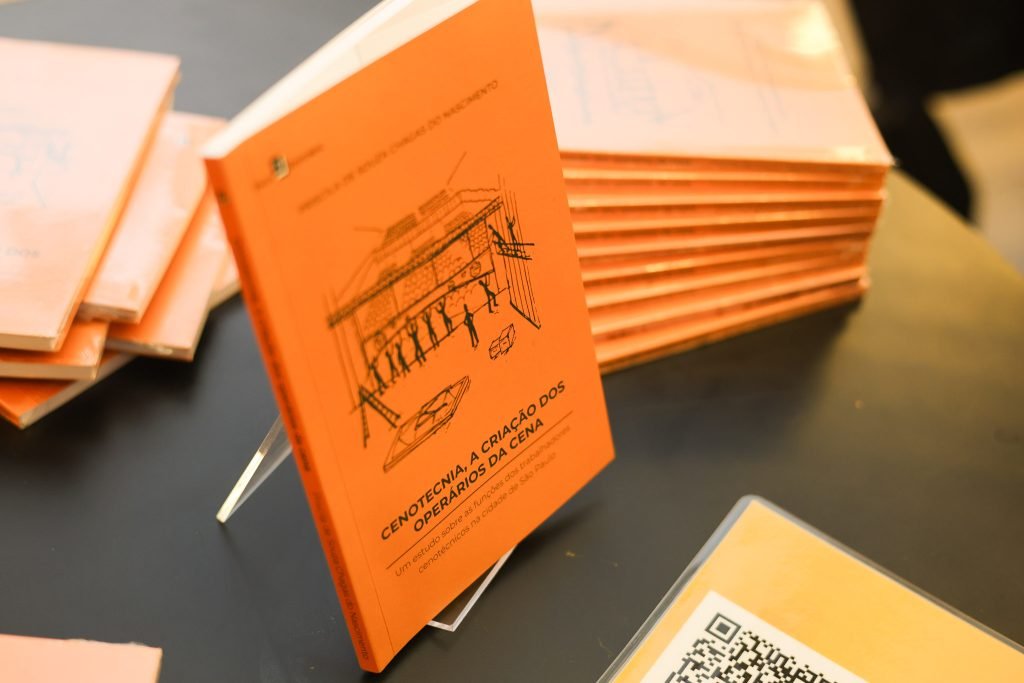 Lançamentos dos livros “Espaço Cenográfico de São Paulo: perspectiva histórica e desdobramentos na formação em cenografia” de Beatriz Mendes e “Cenotecnia, a criação dos operários da cena: um estudo sobre as funções dos trabalhadores cenotécnicos na cidade de São Paulo” de Priscila Chagas, na sede Roosevelt da SP Escola de Teatro. (03/04/2025) | Foto: Clara Silva