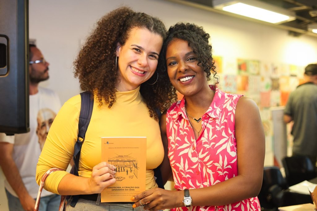 Lançamentos dos livros “Espaço Cenográfico de São Paulo: perspectiva histórica e desdobramentos na formação em cenografia” de Beatriz Mendes e “Cenotecnia, a criação dos operários da cena: um estudo sobre as funções dos trabalhadores cenotécnicos na cidade de São Paulo” de Priscila Chagas, na sede Roosevelt da SP Escola de Teatro. (03/04/2025) | Foto: Clara Silva