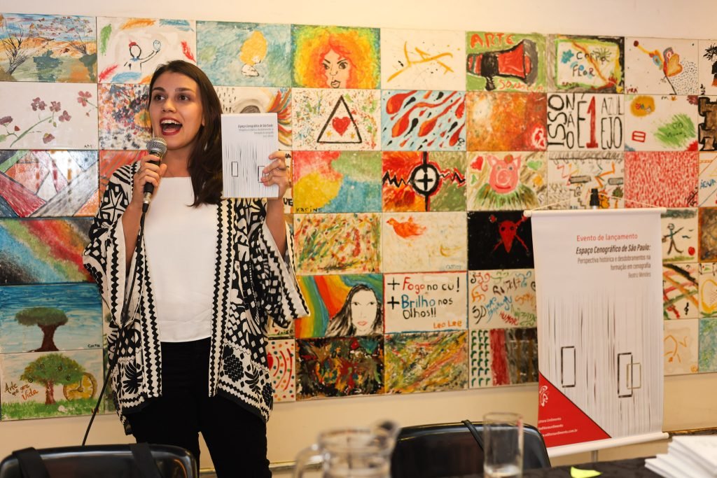 Lançamentos dos livros “Espaço Cenográfico de São Paulo: perspectiva histórica e desdobramentos na formação em cenografia” de Beatriz Mendes e “Cenotecnia, a criação dos operários da cena: um estudo sobre as funções dos trabalhadores cenotécnicos na cidade de São Paulo” de Priscila Chagas, na sede Roosevelt da SP Escola de Teatro. (03/04/2025) | Foto: Clara Silva