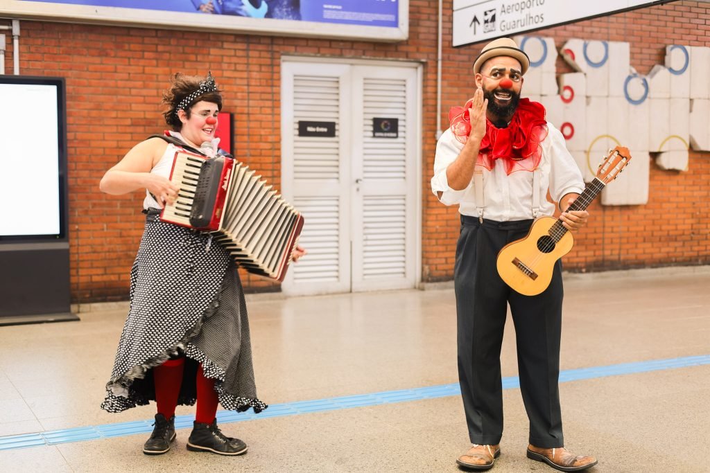 Apresentação da dupla de palhaços da Trupe DuNavô na estação Palmeiras-Barra Funda da CPTM. (15/04/2025) | Foto: Clara Silva
