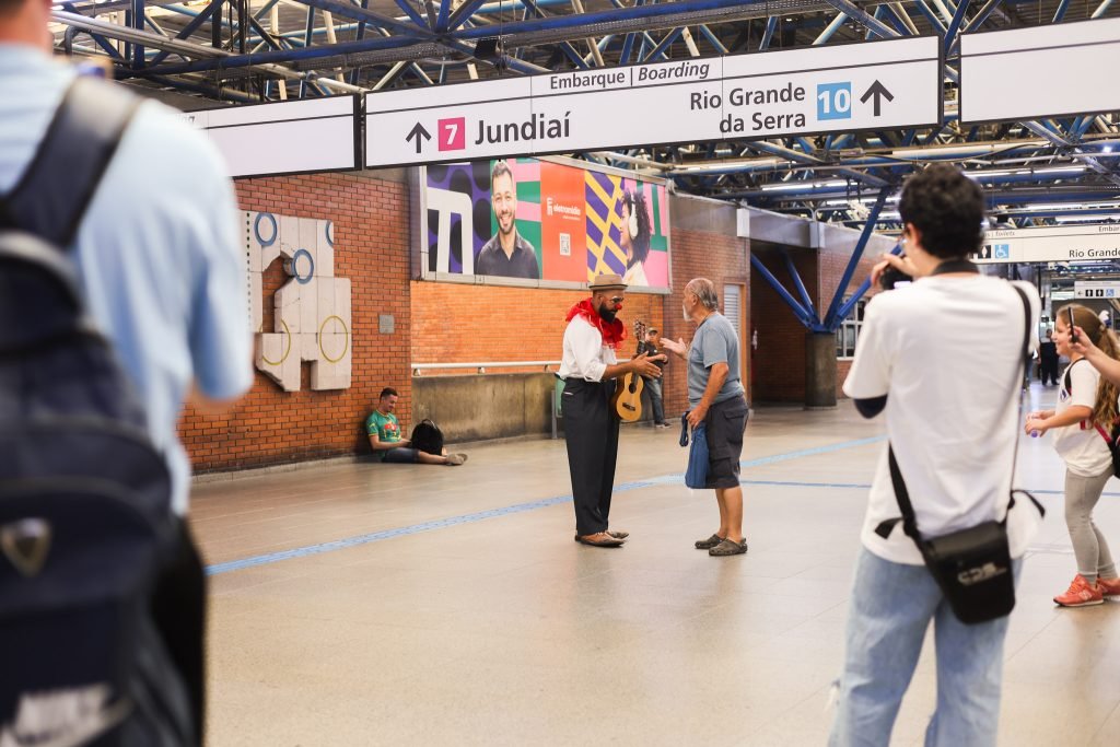 Apresentação da dupla de palhaços da Trupe DuNavô na estação Palmeiras-Barra Funda da CPTM. (15/04/2025) | Foto: Clara Silva