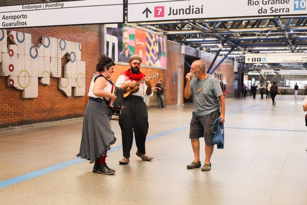 Apresentação da dupla de palhaços da Trupe DuNavô na estação Palmeiras-Barra Funda da CPTM. (15/04/2025) | Foto: Clara Silva