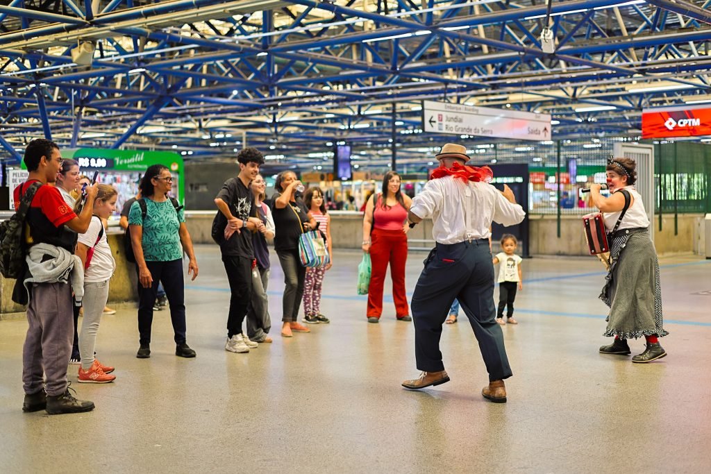 Apresentação da dupla de palhaços da Trupe DuNavô na estação Palmeiras-Barra Funda da CPTM. (15/04/2025) | Foto: Clara Silva