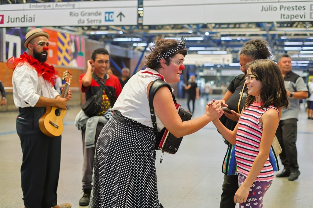 Apresentação da dupla de palhaços da Trupe DuNavô na estação Palmeiras-Barra Funda da CPTM. (15/04/2025) | Foto: Clara Silva
