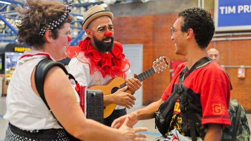 Apresentação da dupla de palhaços da Trupe DuNavô na estação Palmeiras-Barra Funda da CPTM. (15/04/2025) | Foto: Clara Silva