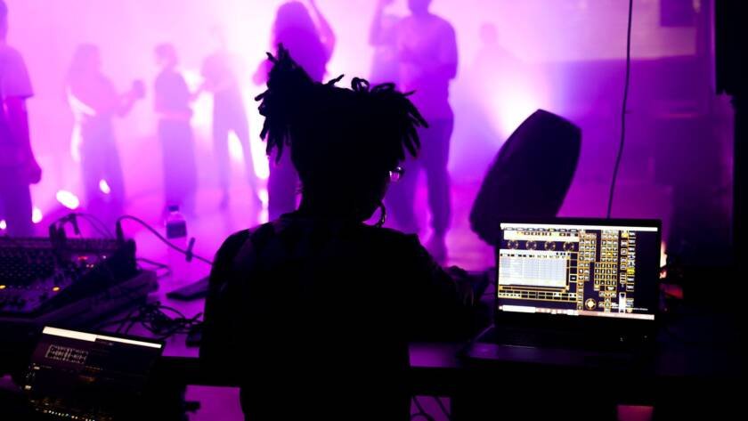 Atividade de curso de Iluminação na sede Roosevelt da SP Escola de Teatro. (16/5/2025). | Foto: Clara Silva