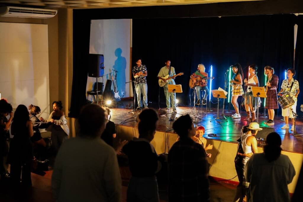 Juninada Sonoplástica Tropicalista, na sede Brás da SP Escola de Teatro. (23/5/2025). Foto: Clara Silva