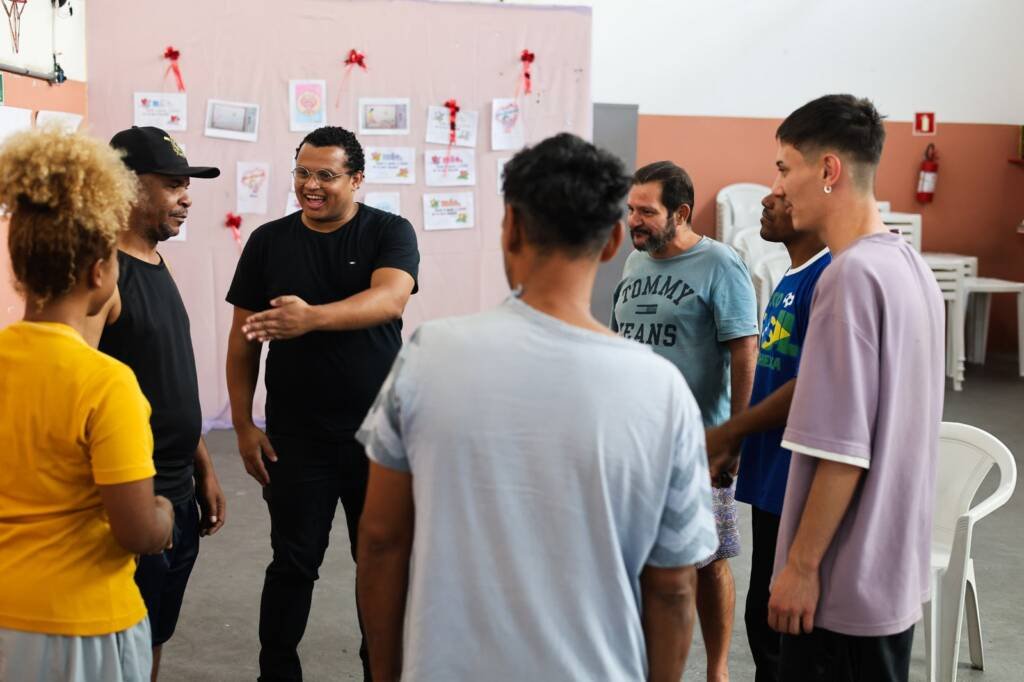 Oficina de Teatro no Centro de Acolhida Cidade Refúgio II a partir da contrapartida dos alunos bolsistas do Programa Oportunidades. (20/05/2025). | Foto: Clara Silva.