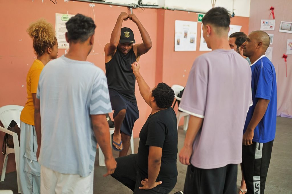 Oficina de Teatro no Centro de Acolhida Cidade Refúgio II a partir da contrapartida dos alunos bolsistas do Programa Oportunidades. (20/05/2025). | Foto: Clara Silva.