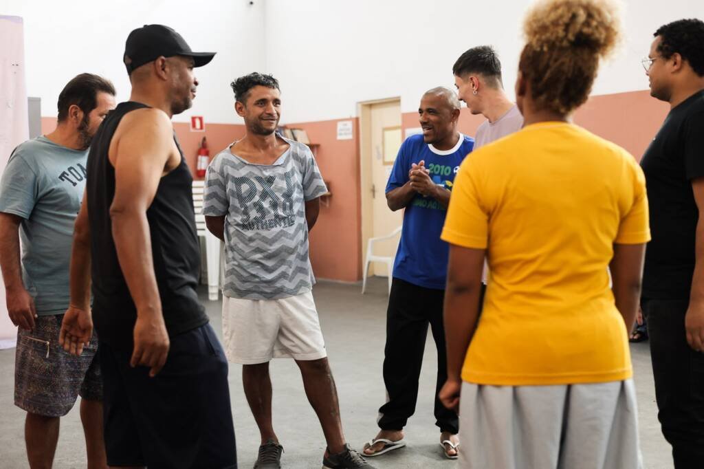 Oficina de Teatro no Centro de Acolhida Cidade Refúgio II a partir da contrapartida dos alunos bolsistas do Programa Oportunidades. (20/05/2025). | Foto: Clara Silva.