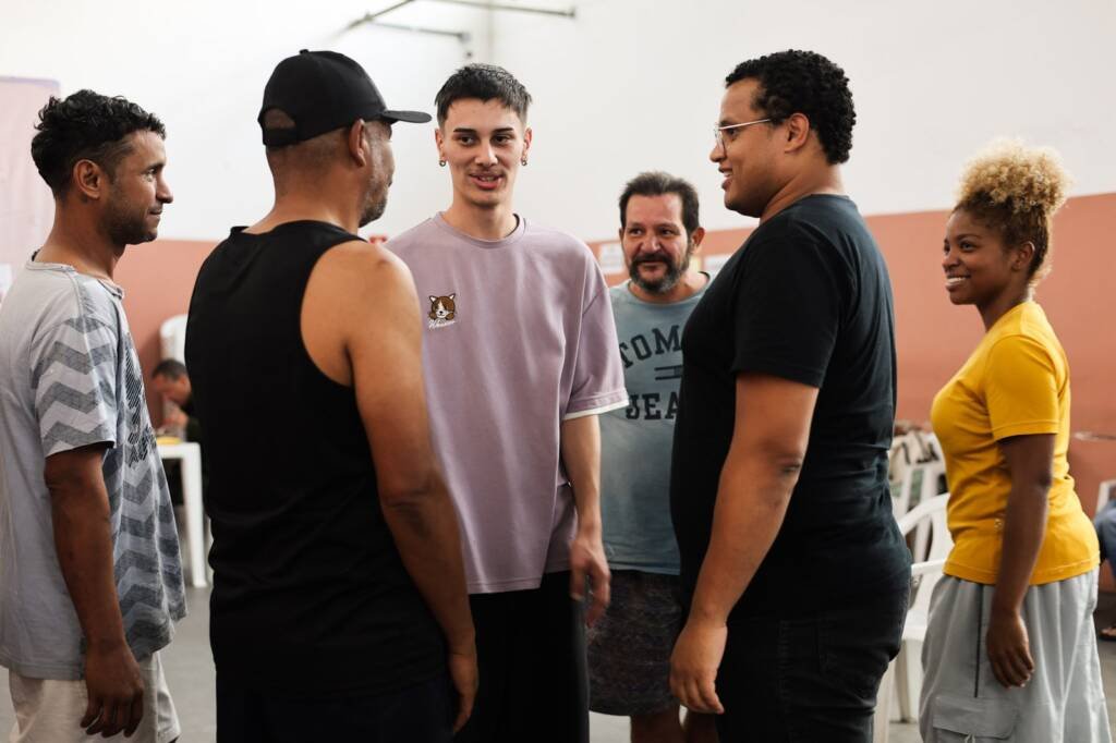 Oficina de Teatro no Centro de Acolhida Cidade Refúgio II a partir da contrapartida dos alunos bolsistas do Programa Oportunidades. (20/05/2025). | Foto: Clara Silva.