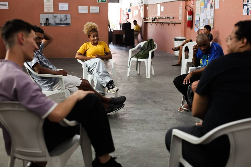 Oficina de Teatro no Centro de Acolhida Cidade Refúgio II a partir da contrapartida dos alunos bolsistas do Programa Oportunidades. (20/05/2025). | Foto: Clara Silva.