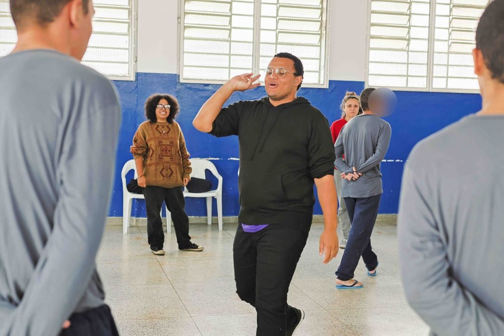 Oficina de teatro na Fundação Casa Juquiá, a partir da contrapartida dos alunos bolsistas do Programa Oportunidades. (29/04/2025). | Foto: Clara Silva.