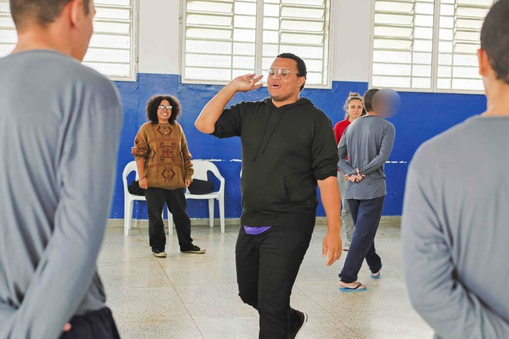 Oficina de teatro na Fundação Casa Juquiá, a partir da contrapartida dos alunos bolsistas do Programa Oportunidades. (29/04/2025). | Foto: Clara Silva.