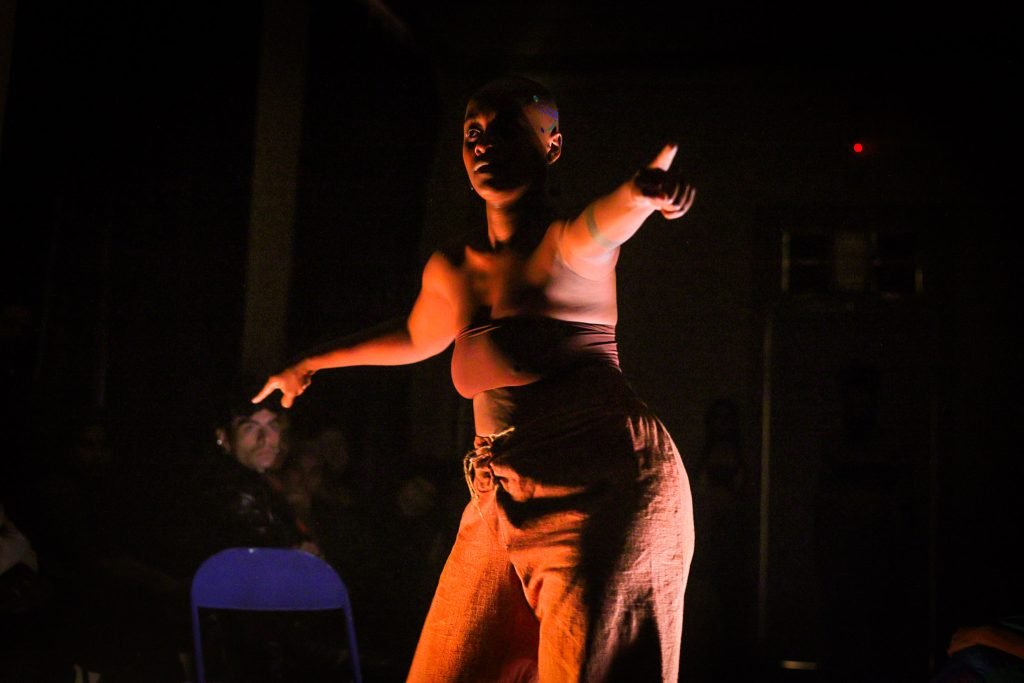 Experimento II do grupo N5 Azul, do primeiro semestre de 2025, na SP Escola de Teatro. | Foto: Clara Silva.