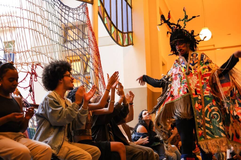 Juninada Sonoplástica Tropicalista, na sede Brás da SP Escola de Teatro. (23/5/2025). Foto: Clara Silva