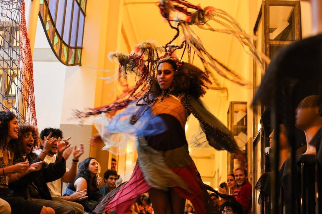 Juninada Sonoplástica Tropicalista, na sede Brás da SP Escola de Teatro. (23/5/2025). Foto: Clara Silva