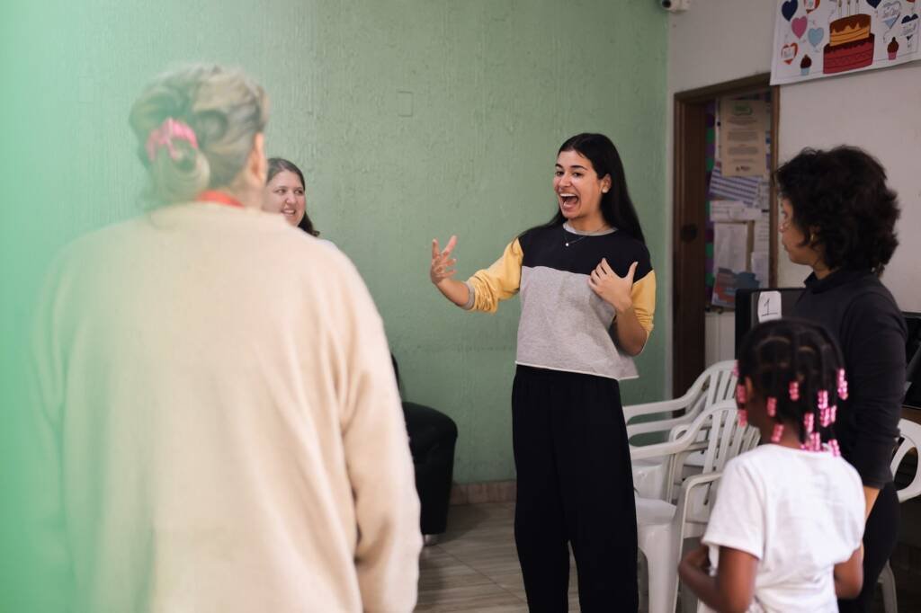 Oficina de Teatro no Centro de Acolhida Marta e Maria a partir da contrapartida dos alunos bolsistas do Programa Oportunidades. (07/05/2025). | Foto: Clara Silva.