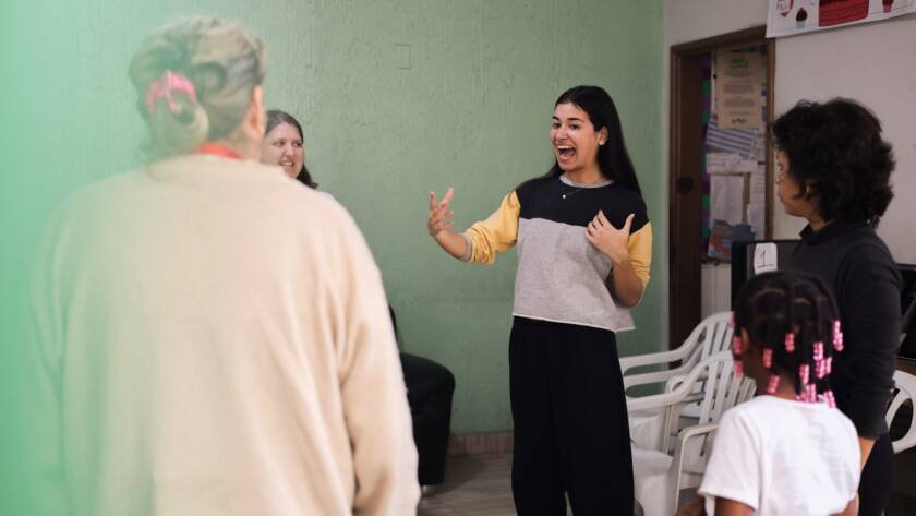 Oficina de Teatro no Centro de Acolhida Marta e Maria a partir da contrapartida dos alunos bolsistas do Programa Oportunidades. (07/05/2025). | Foto: Clara Silva.