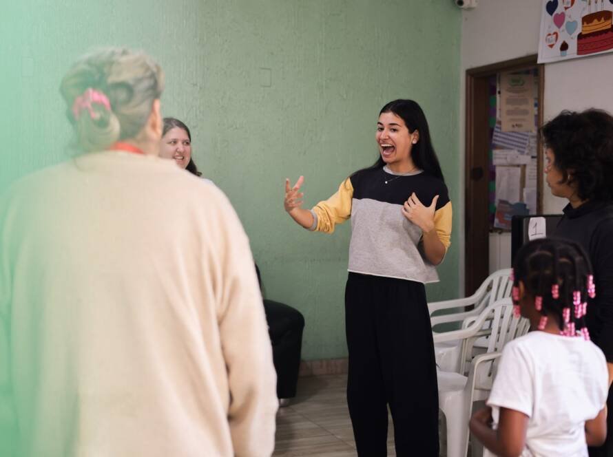 Oficina de Teatro no Centro de Acolhida Marta e Maria a partir da contrapartida dos alunos bolsistas do Programa Oportunidades. (07/05/2025). | Foto: Clara Silva.