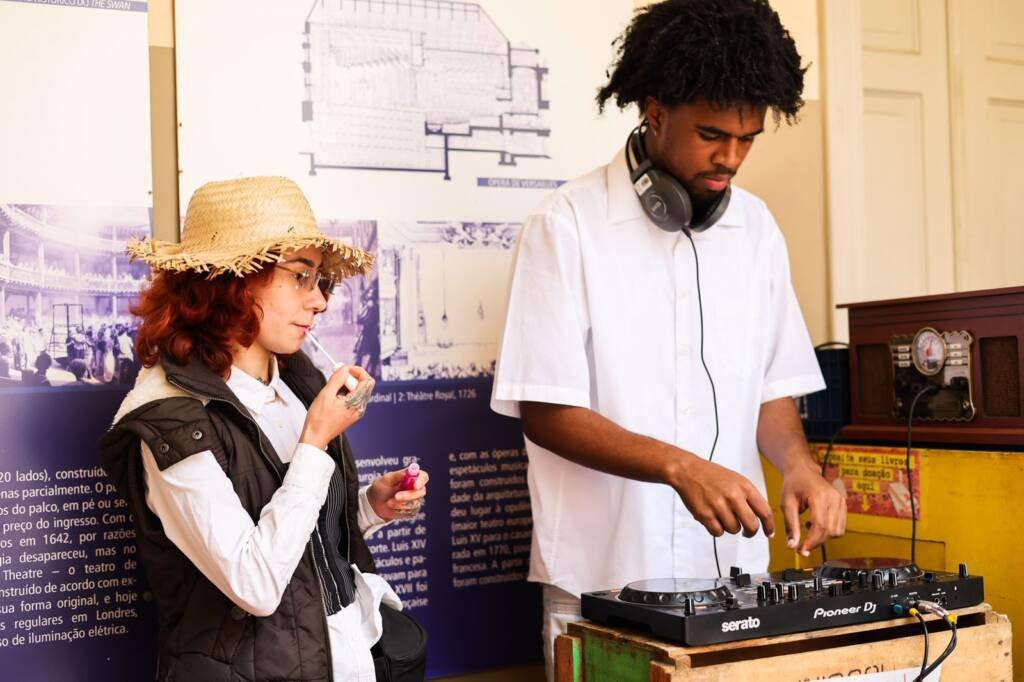 Juninada Sonoplástica Tropicalista, na sede Brás da SP Escola de Teatro. (23/5/2025). Foto: Clara Silva