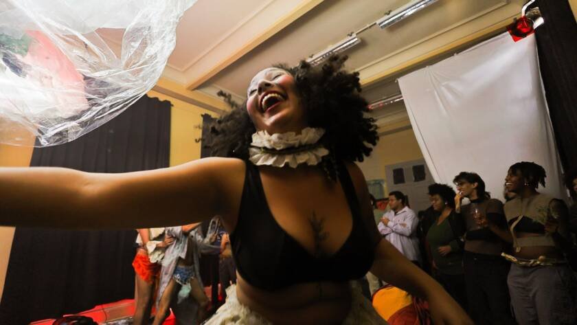 Experimento III do grupo N8 Azul, do segundo semestre de 2025, na SP Escola de Teatro. | Foto: Clara Silva.